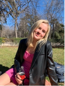 Izzy Wilson enjoying a Coca-Cola in a sunny Madrid park.